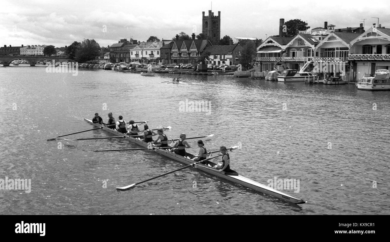 Luglio 1990, Henley on Thames, Oxfordshire, Inghilterra. Henley Royal Regatta di scena sul Fiume Tamigi. Una donna di 8 sull'acqua foto da Tony Henshaw Foto Stock