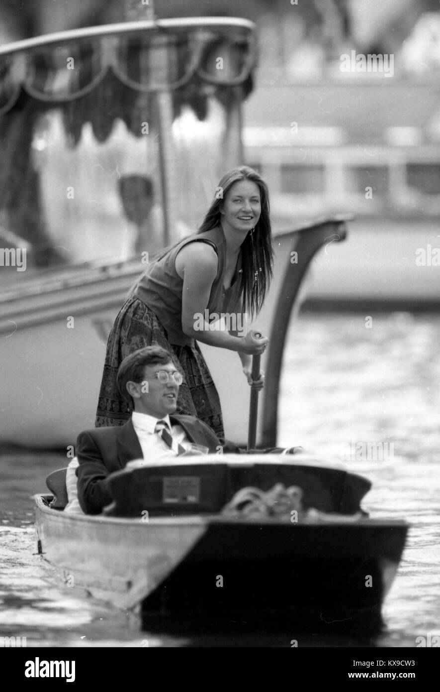 Luglio 1990, Henley on Thames, Oxfordshire, Inghilterra. Henley Royal Regatta di scena sul Fiume Tamigi. Una donna punting a Henley Foto di Tony Henshaw Foto Stock