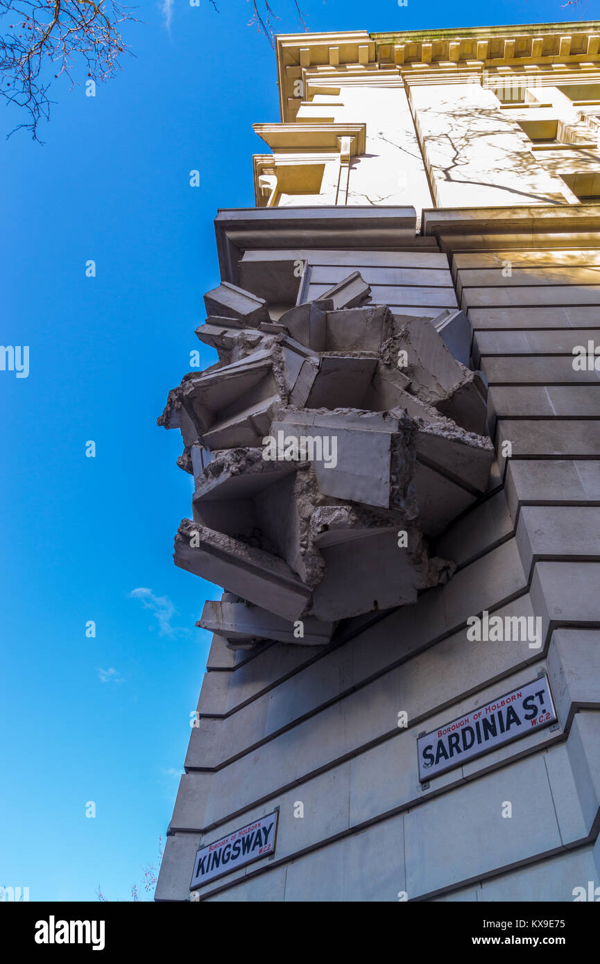 'Square blocco' scultura di Richard Wilson RA, 2009, London School of Economics, Kingsway, Londra, Inghilterra Foto Stock