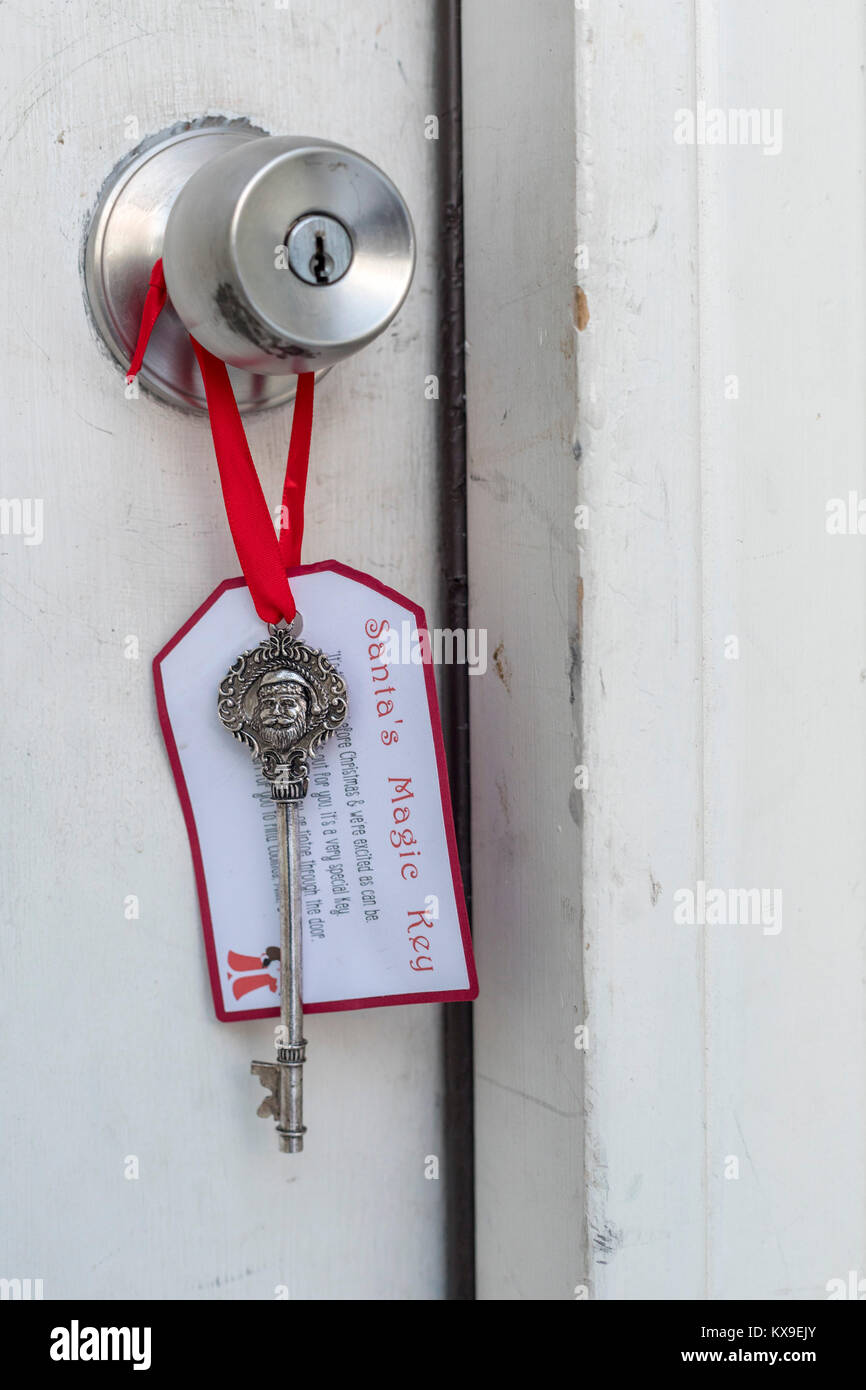 Wheat Ridge in Colorado - Santa la chiave magica, appeso alla vigilia di Natale sulla porta anteriore di una casa con un giovane bambino ma senza un camino per la Santa a Foto Stock