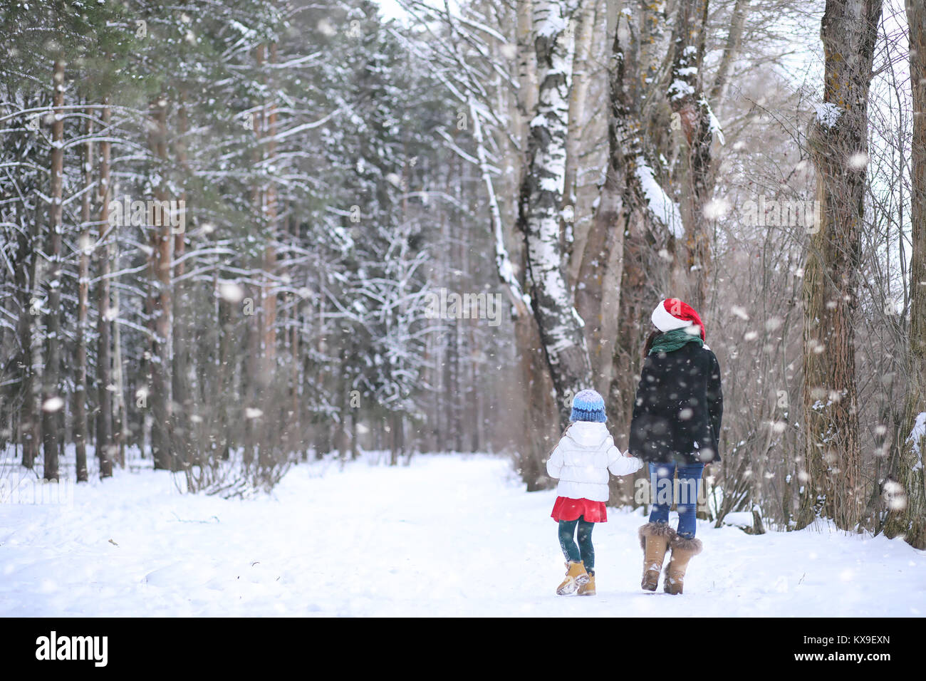 Una favola invernale, una giovane madre e figlia un giro in slitta Foto Stock