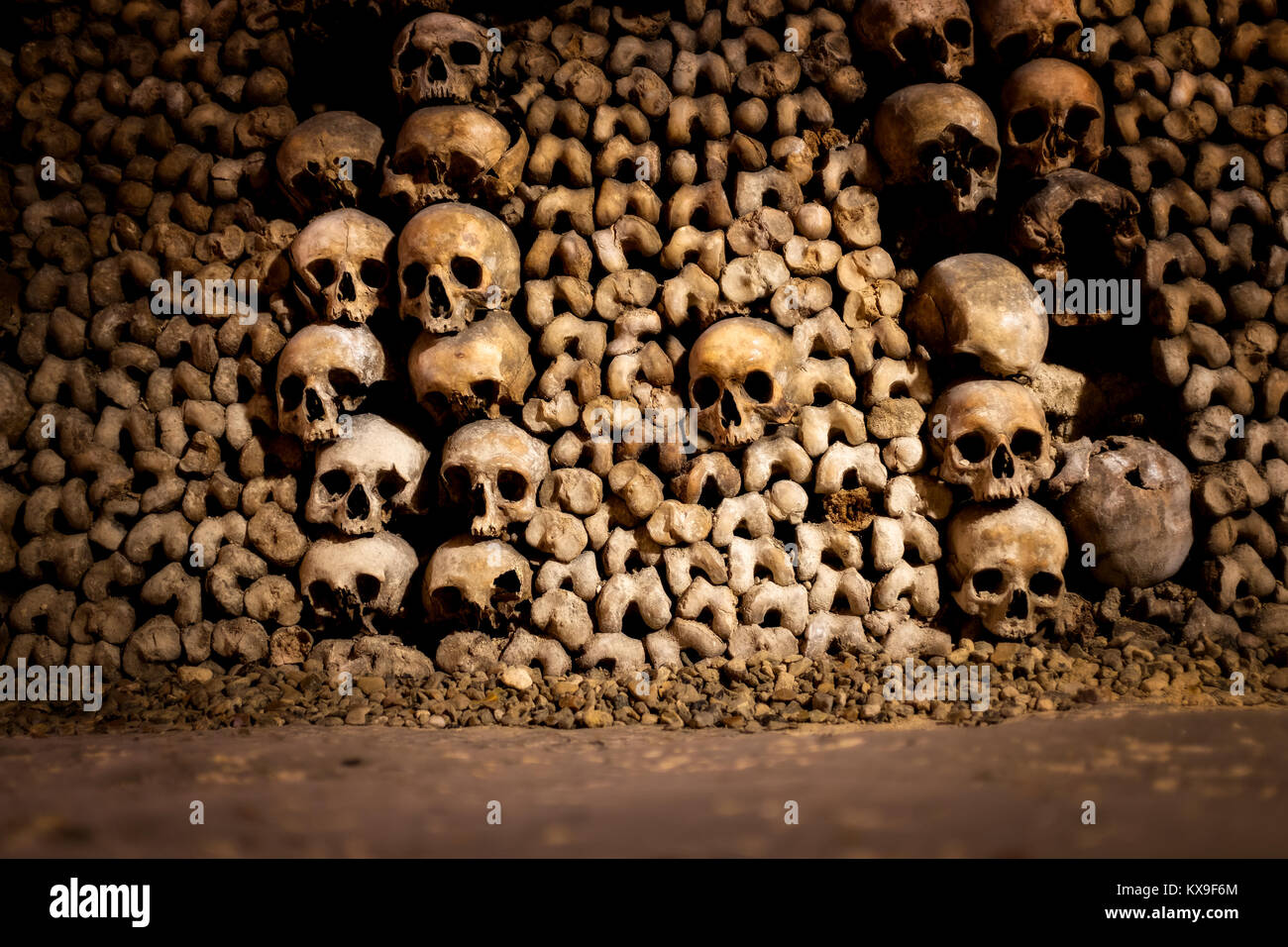 Teschi e le ossa nelle catacombe di Parigi Francia Foto Stock