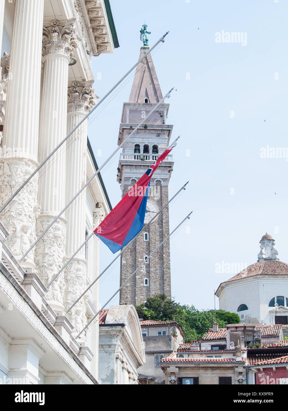 Bandiera della Slovenia in Piazza Tartini a Pirano Foto Stock