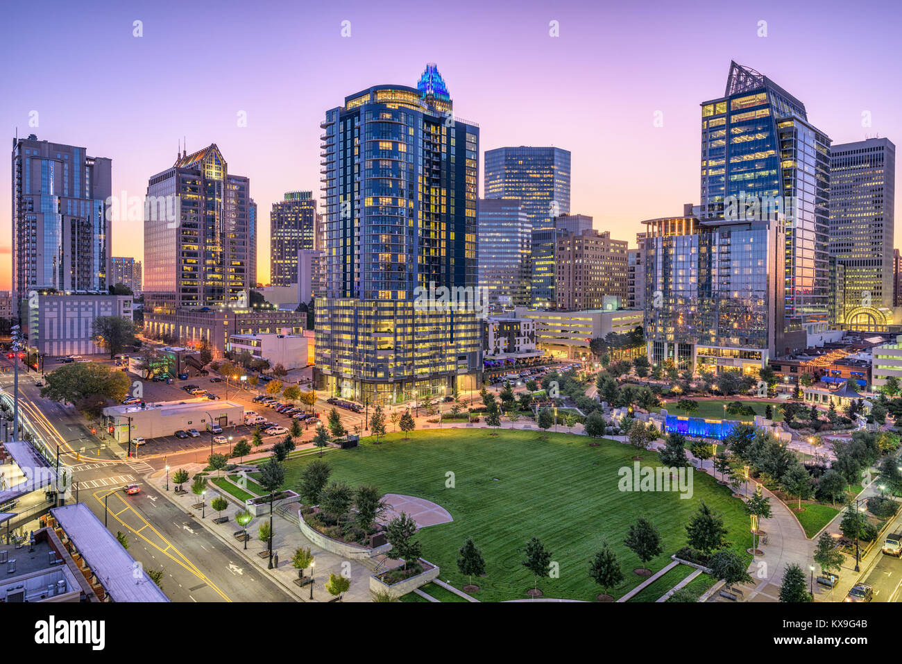 Charlotte, North Carolina, Stati Uniti d'America uptown skyline e parco. Foto Stock