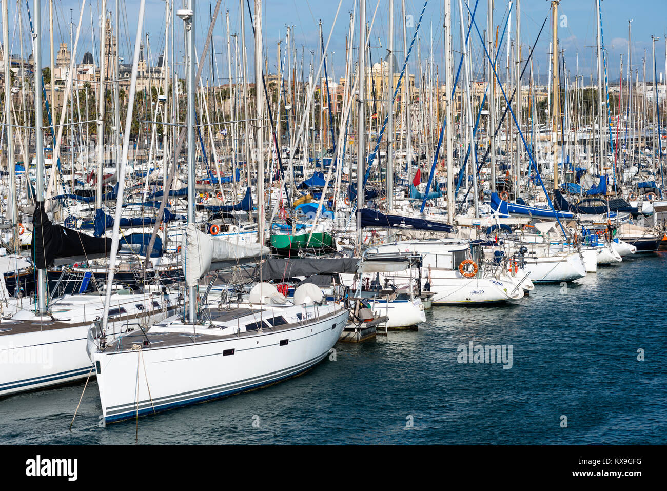 Barche a vela a Moll de la Fusta Port Vell Barcellona Spagna. Foto Stock