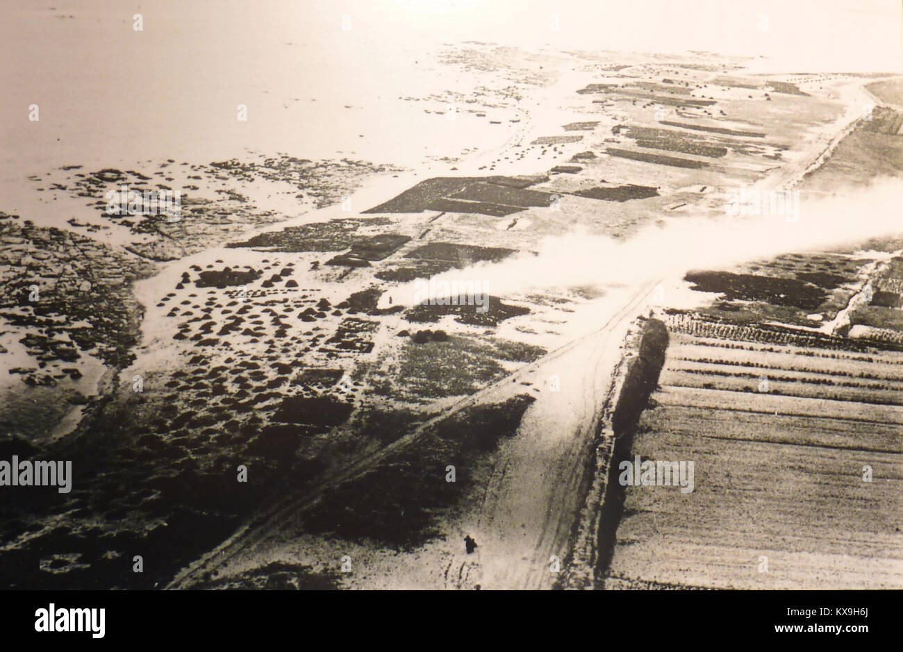 Intorno al 1900 foto di pali di sabbia e soda-cenere sulle dune vicino al faro di Eckmühl, Saint-Guénolé, Francia, che illustrano lo stoccaggio industriale e il paesaggio costiero. Foto Stock