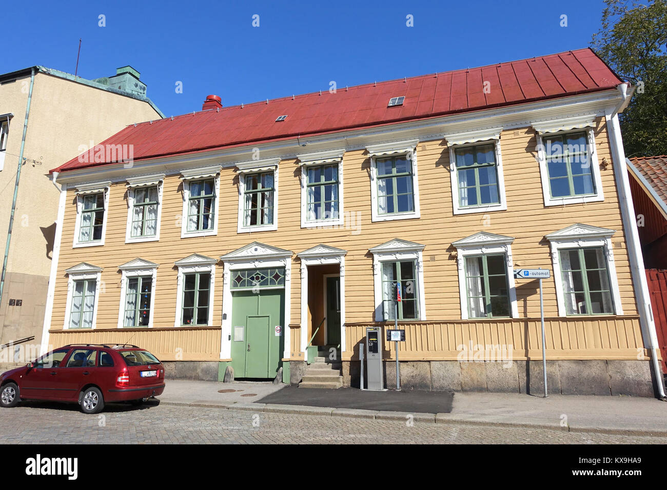 Fotografia di 6 Borgmästaregatan a Karlskrona, Svezia, che mostra l'architettura della strada, l'ambiente urbano e il centro cittadino locale, evidenziando le strutture residenziali e civiche. Foto Stock