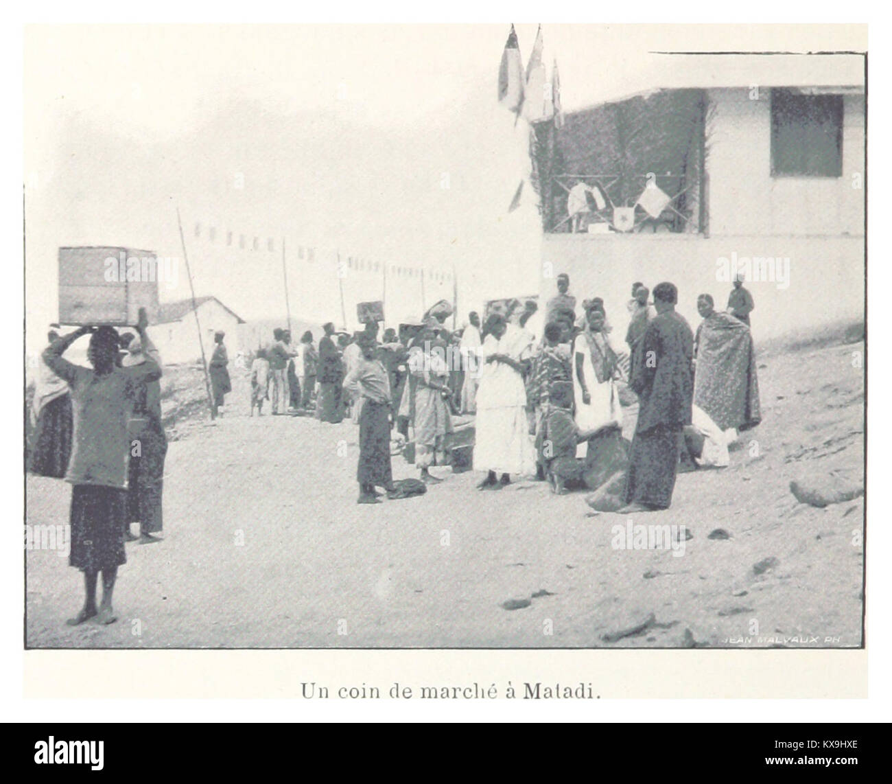 Market Corner a Matadi, Repubblica Democratica del Congo, che mostra venditori, merci e attività di strada locali in un mercato aperto. Foto Stock