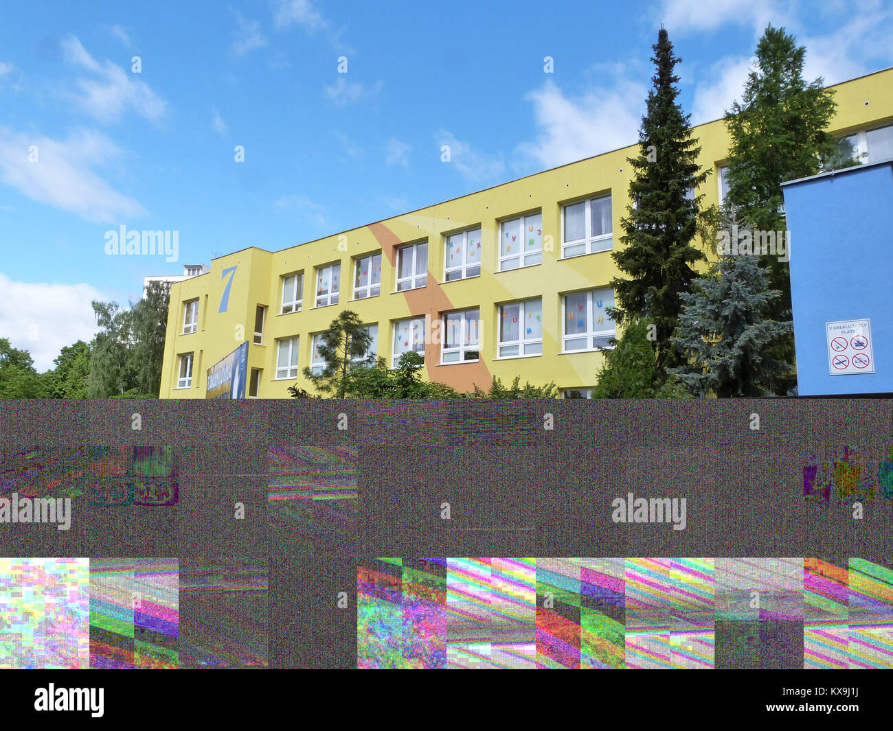 Fotografia della scuola elementare ZŠ Kolín nella Repubblica Ceca, che mostra l'edificio scolastico, il campus e l'area circostante, che riflette l'architettura e l'ambiente educativo. Foto Stock