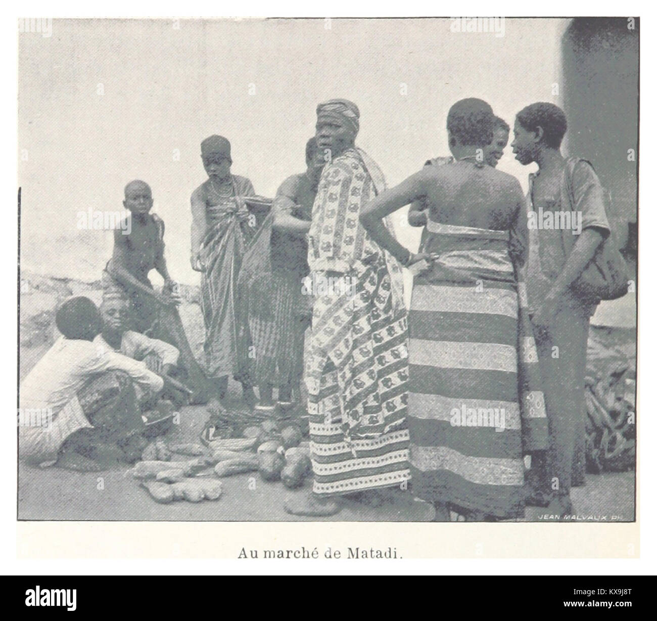 Questa immagine mostra il mercato di Matadi, Repubblica Democratica del Congo, raffigurando bancarelle del mercato, venditori, commercio locale e ambiente urbano. Foto Stock