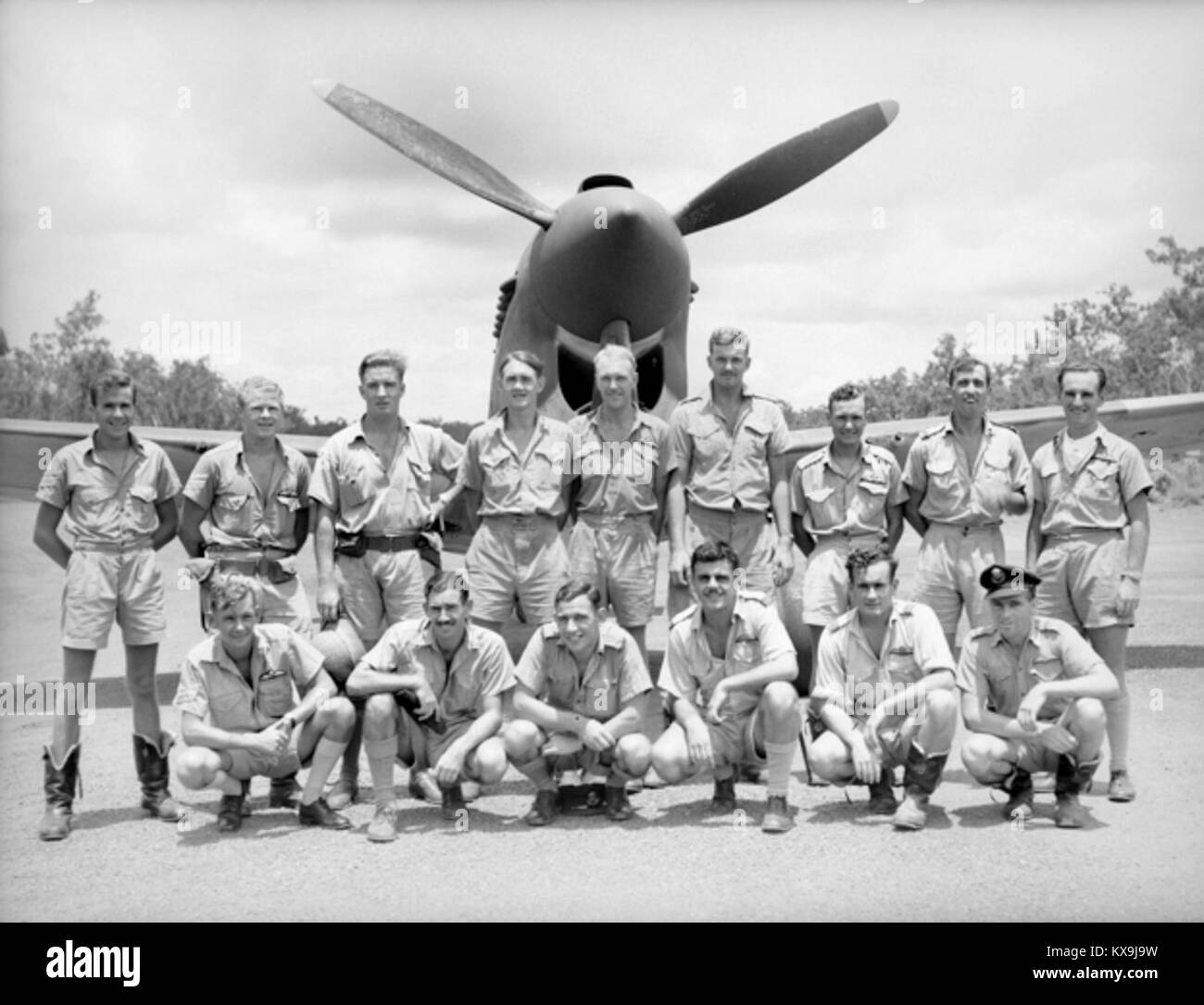 I 77 piloti dello Squadron RAAF e i loro aerei Kittyhawk, presenti in AWM NWA0019, sono una parte significativa della storia militare australiana. Il ruolo dello squadrone nella seconda guerra mondiale, in particolare nel Pacifico, è ben documentato. Foto Stock