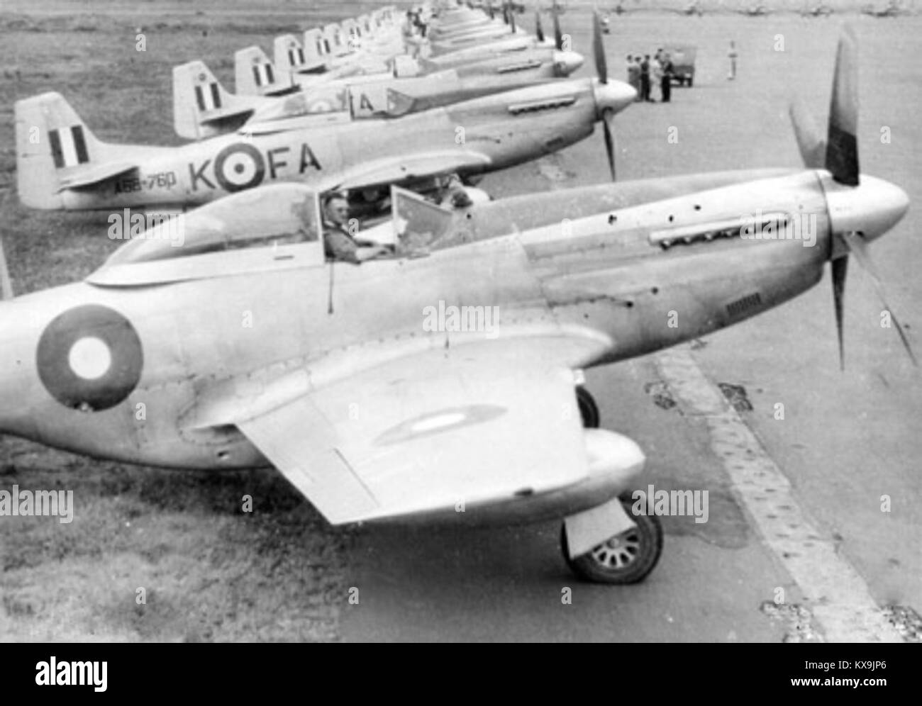 Il 82 Squadron RAAF, rappresentato nell'immagine, mostra il coinvolgimento storico dell'Australian Air Force nelle operazioni militari chiave. Questa immagine riflette il ruolo dello squadrone durante i suoi anni attivi, sottolineando il suo contributo alla difesa australiana. Foto Stock