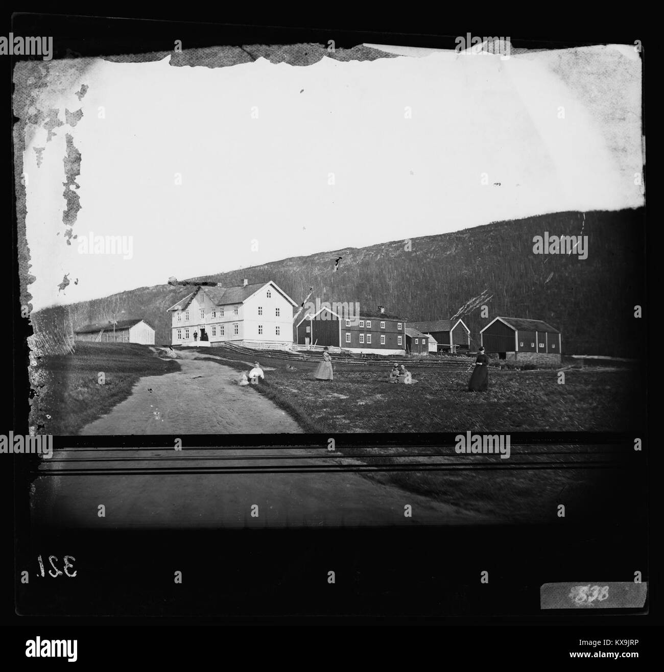 Fotografia dagli Archivi nazionali norvegesi che mostra le persone in un ambiente rurale vicino alla fattoria di un prete, che illustra la vita della comunità norvegese all'inizio del XX secolo Foto Stock