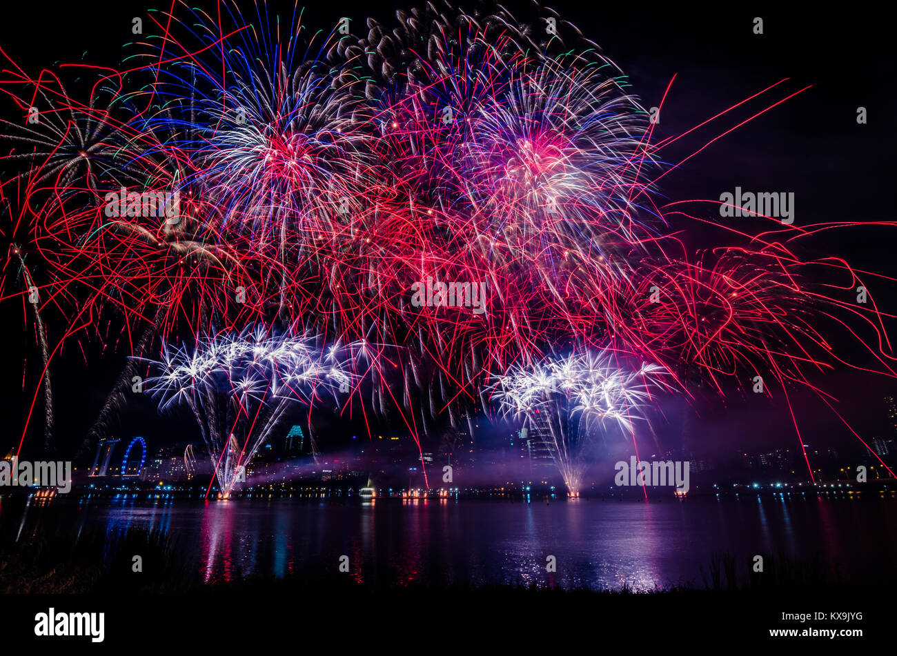 Fuochi d'artificio per Singapore giornata nazionale che si celebra ogni anno il 9 agosto in commemorazione del Singapore l'indipendenza nel 1965. Foto Stock