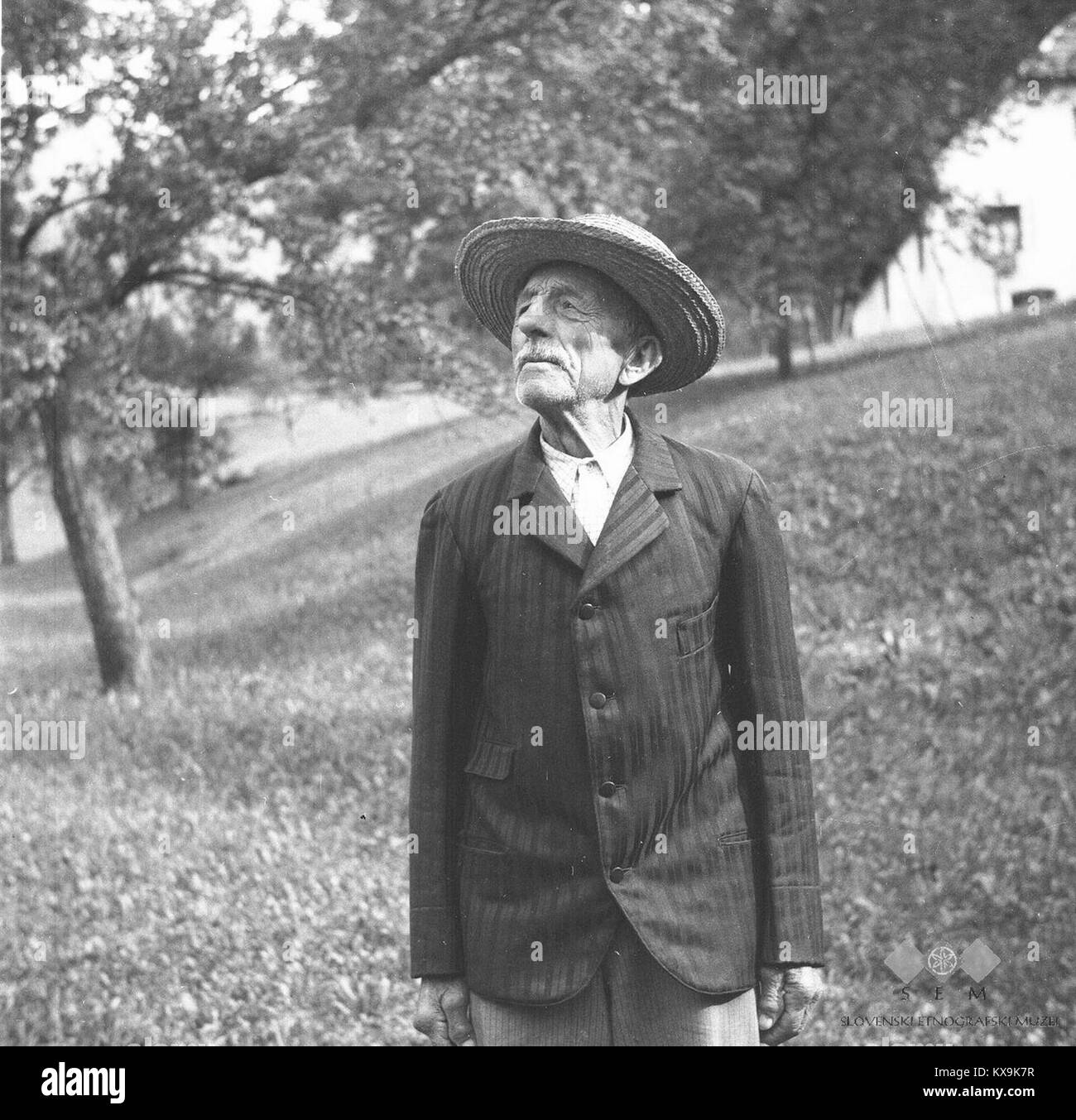 Questa fotografia mostra Tomaž Kavs, conosciuto come "Štrol", a 90 anni, scattato nel 1952 vicino a Soča 87 a Log, Slovenia. L'immagine riflette la vitalità e la storia personale di questo individuo. Foto Stock