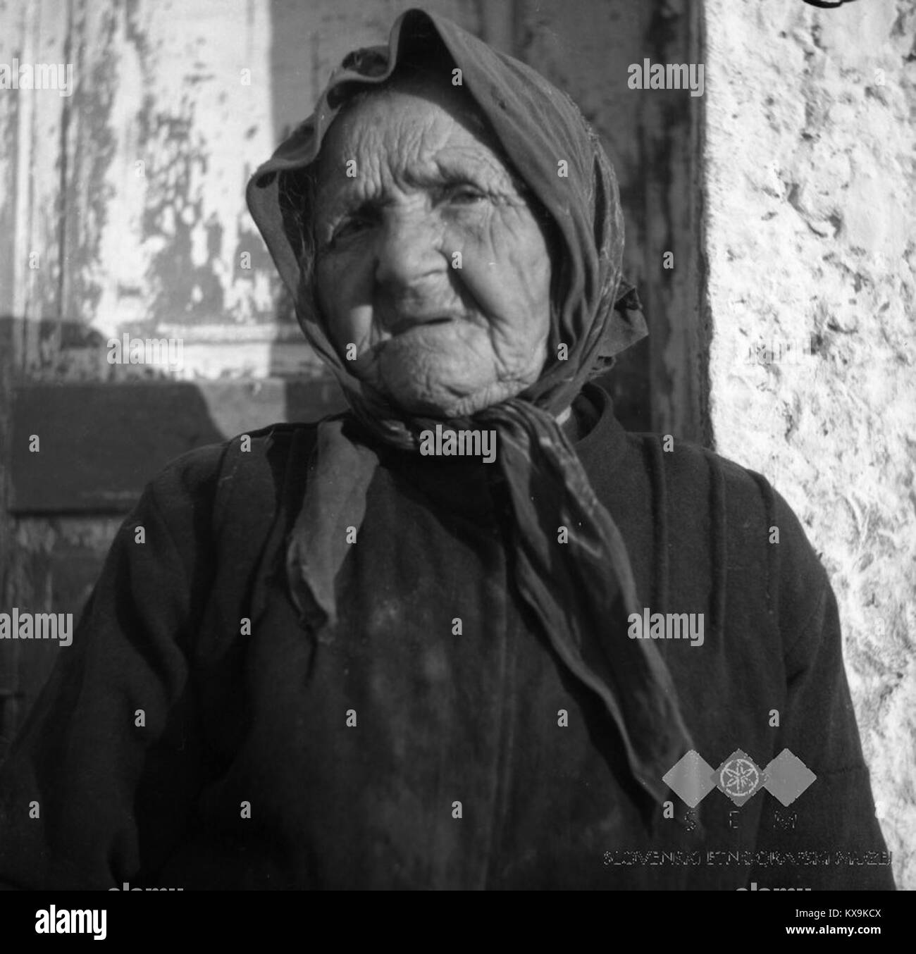 Fotografia di una donna di 94 anni di nome Jina a Škofije, Slovenia, scattata nel 1949, raffigurante un anziano in un villaggio storico. Foto Stock