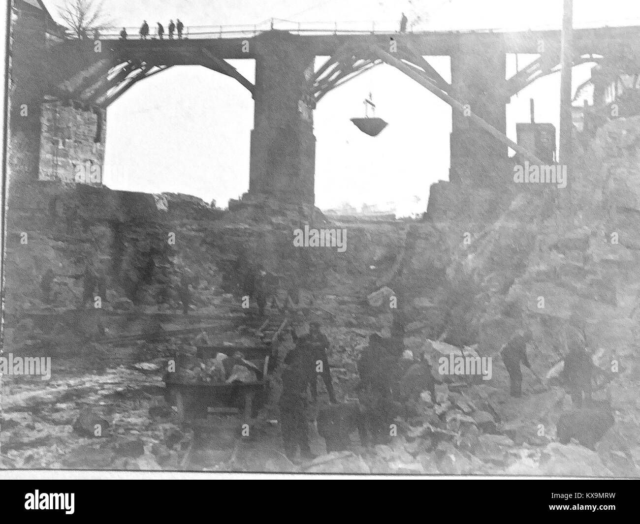 Fotografia dello scavo a Laufenburg sotto il vecchio ponte sul Reno, Germania, il 22 agosto 1911, che documenta i lavori di ingegneria e le infrastrutture fluviali. Foto Stock