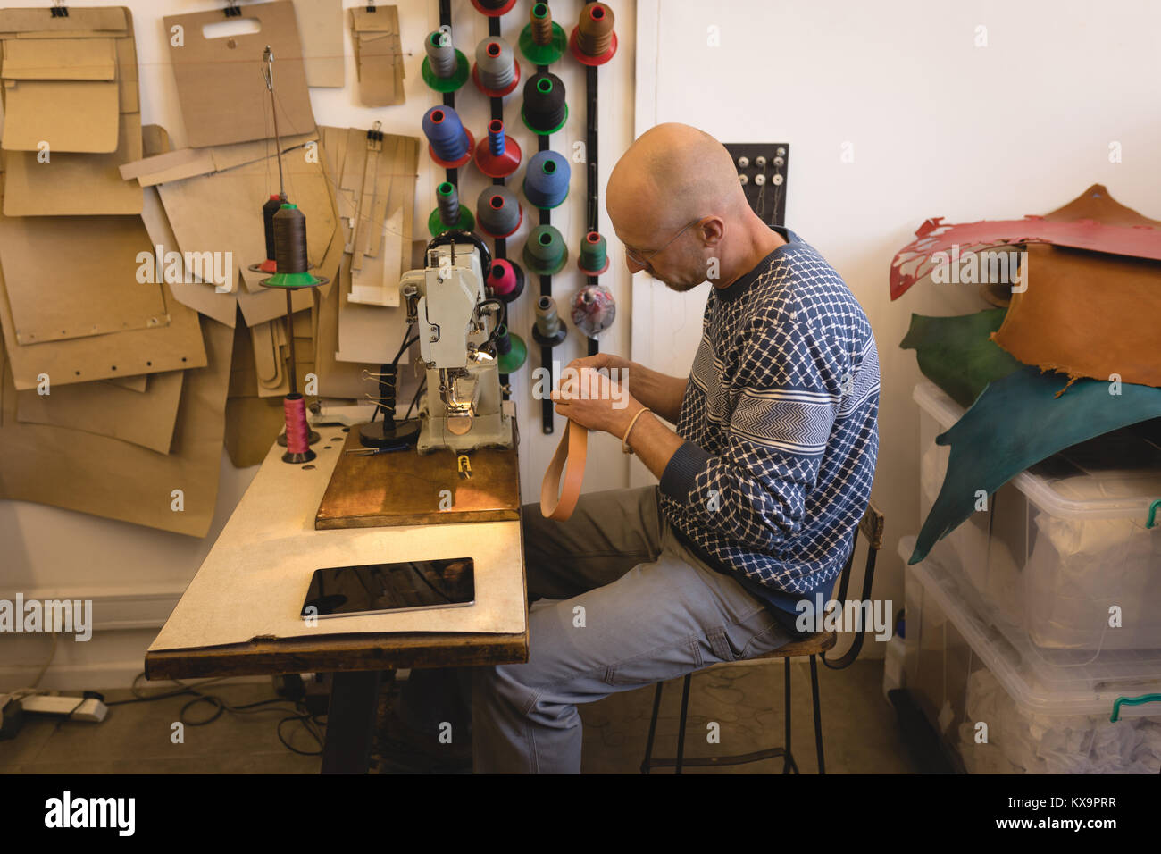 Lavoratore azienda ritagli Foto Stock