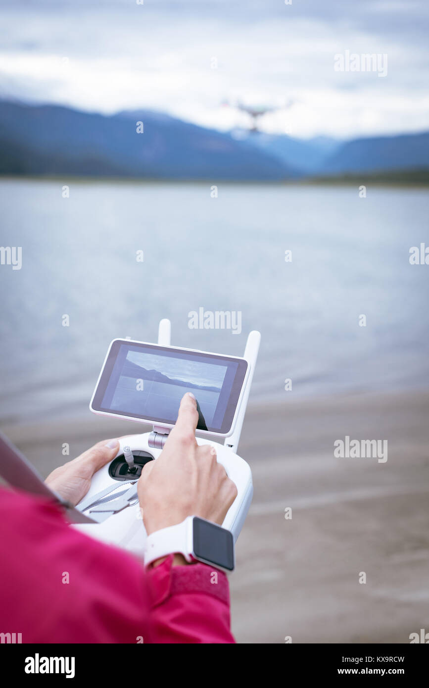 Le due mani sul telecomando controllo drone Foto Stock