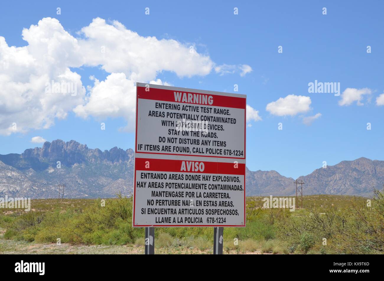 Segnale di avvertimento sulla strada vicino a White Sands missile range test gamma di dispositivi esplosivi Foto Stock