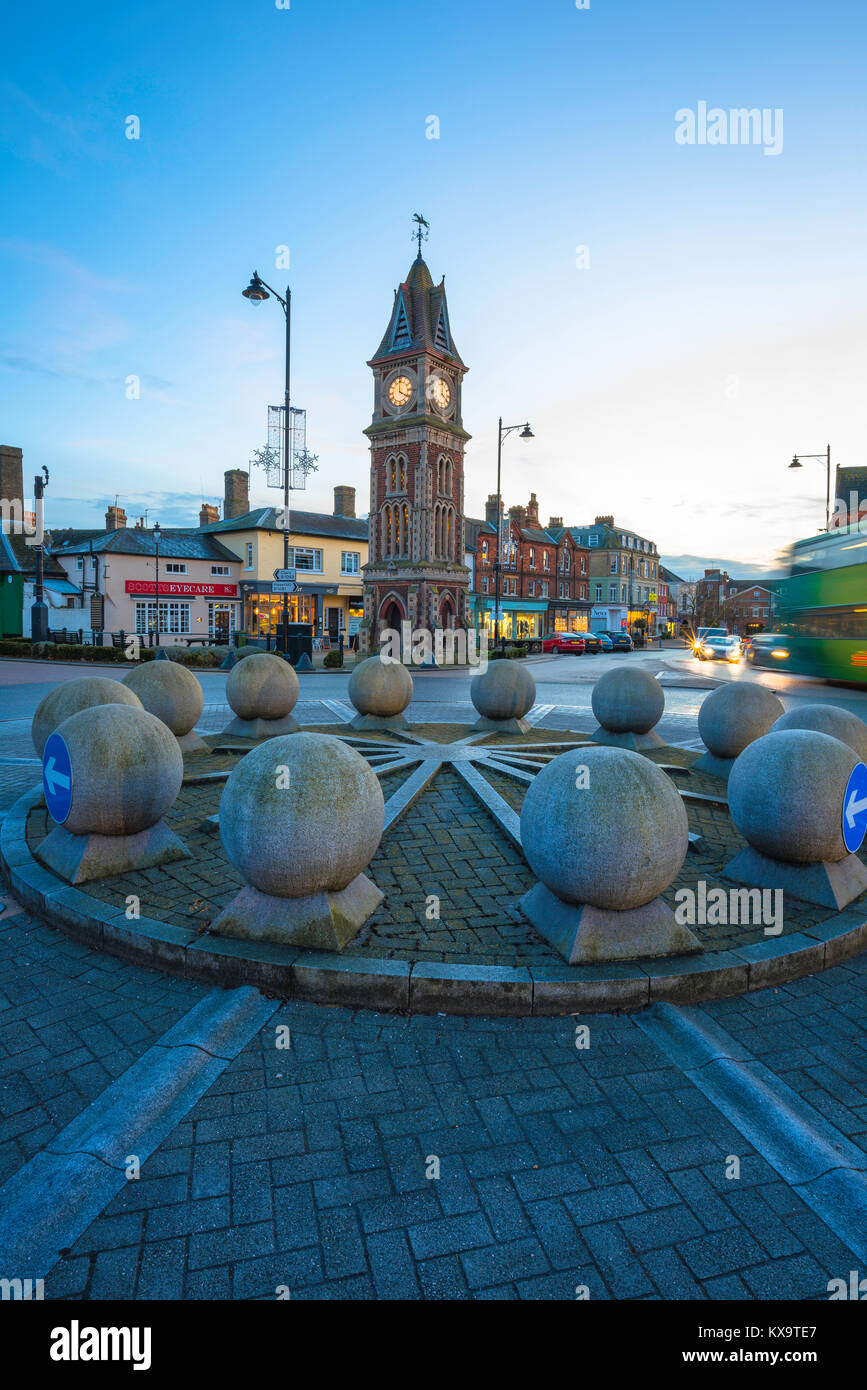 Newmarket Suffolk, vista al tramonto della regina Victoria Giubileo la Torre dell Orologio e rotonda all'estremità nord di Newmarket High Street, Suffolk, Regno Unito. Foto Stock