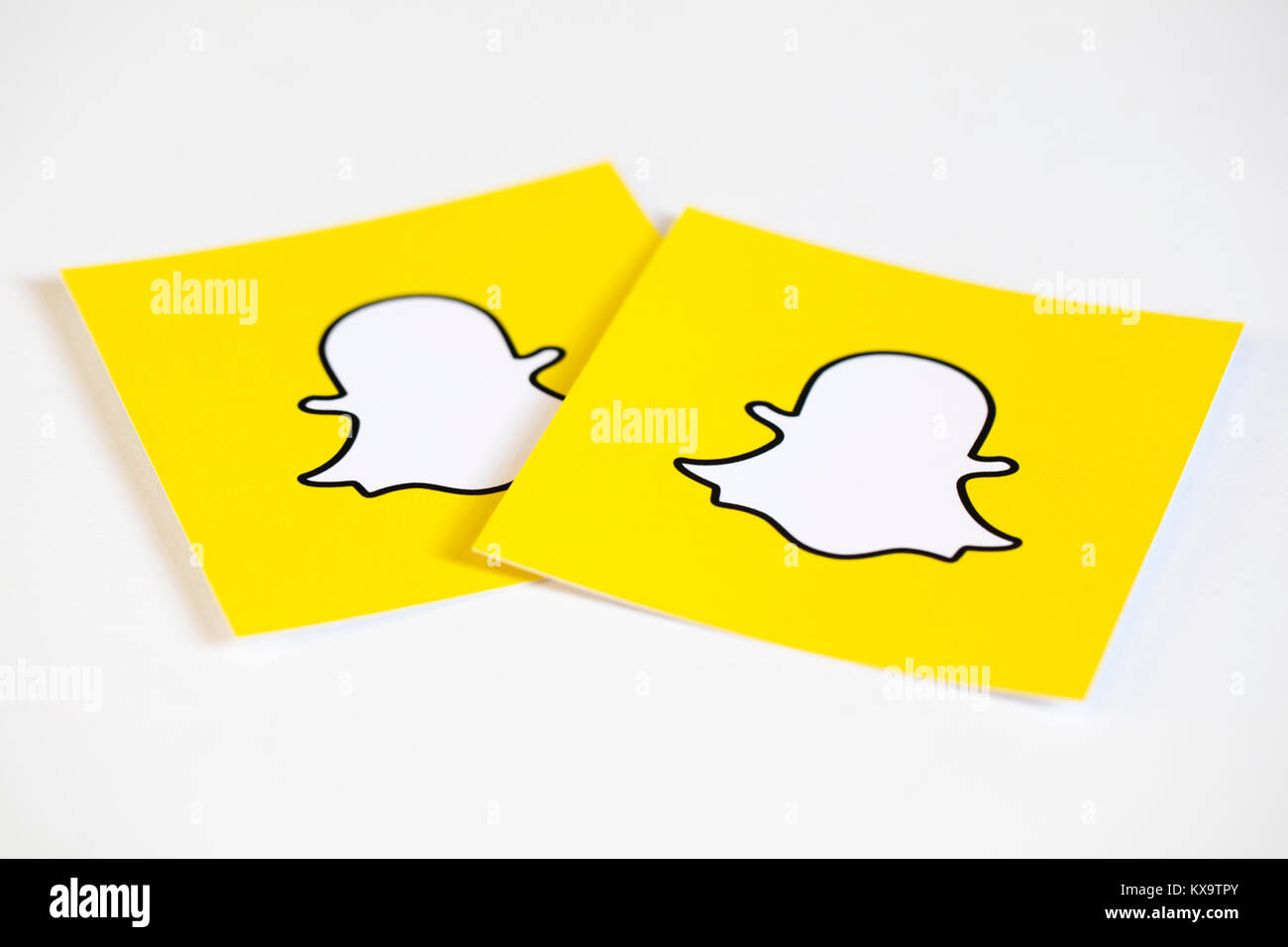 OXFORD, Regno Unito - 5 dicembre 2016: Snapchat logo stampato su carta. Snapchat è un popolare social media applicazione per la condivisione di messaggi, immagini e video Foto Stock