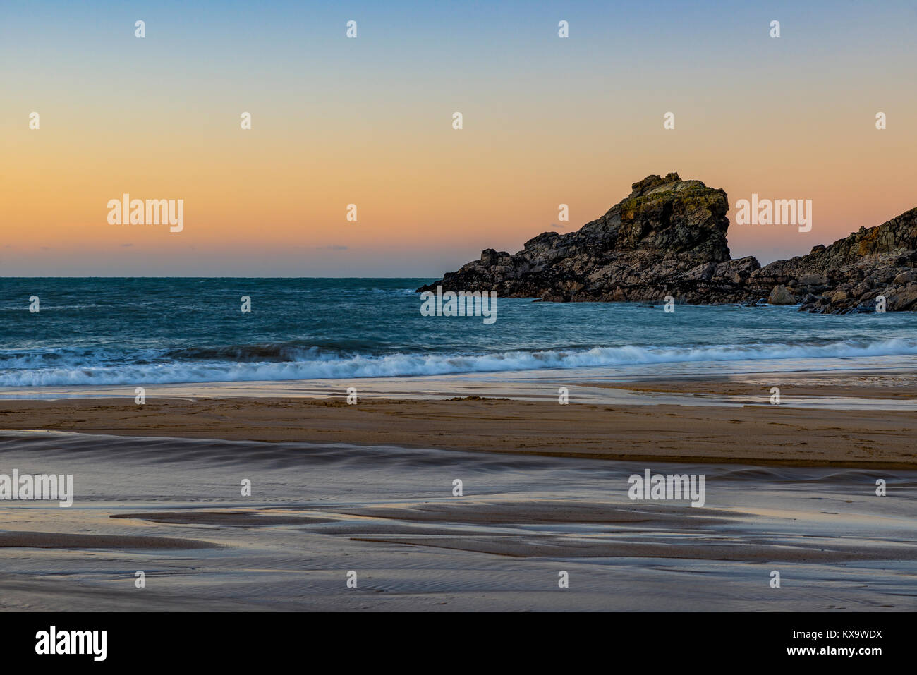 Quies Bay è una piccola area spiaggiata a breve distanza da Padstow, ondulate sands scolpito da un freddo est norh vento e mare aggressivo swel Foto Stock