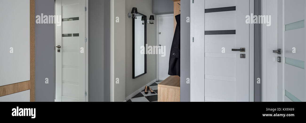 Nuova casa interno bianco con porte e pareti grigie, panorama Foto Stock