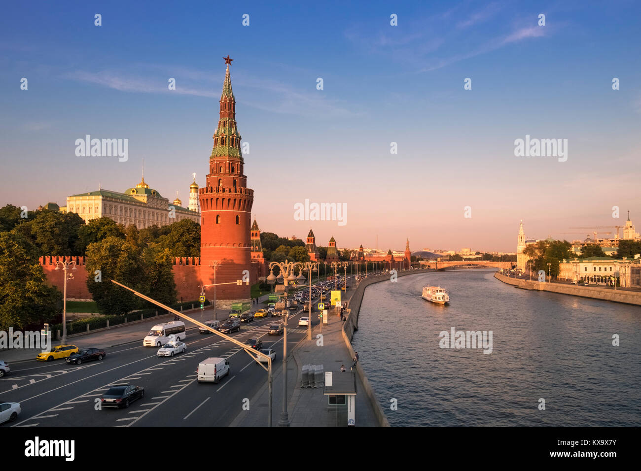 Paesaggio urbano in vista della Torre Vodovzvodnaya sul lato occidentale del Cremlino, affacciato sul fiume di Mosca Mosca, Russia. Foto Stock