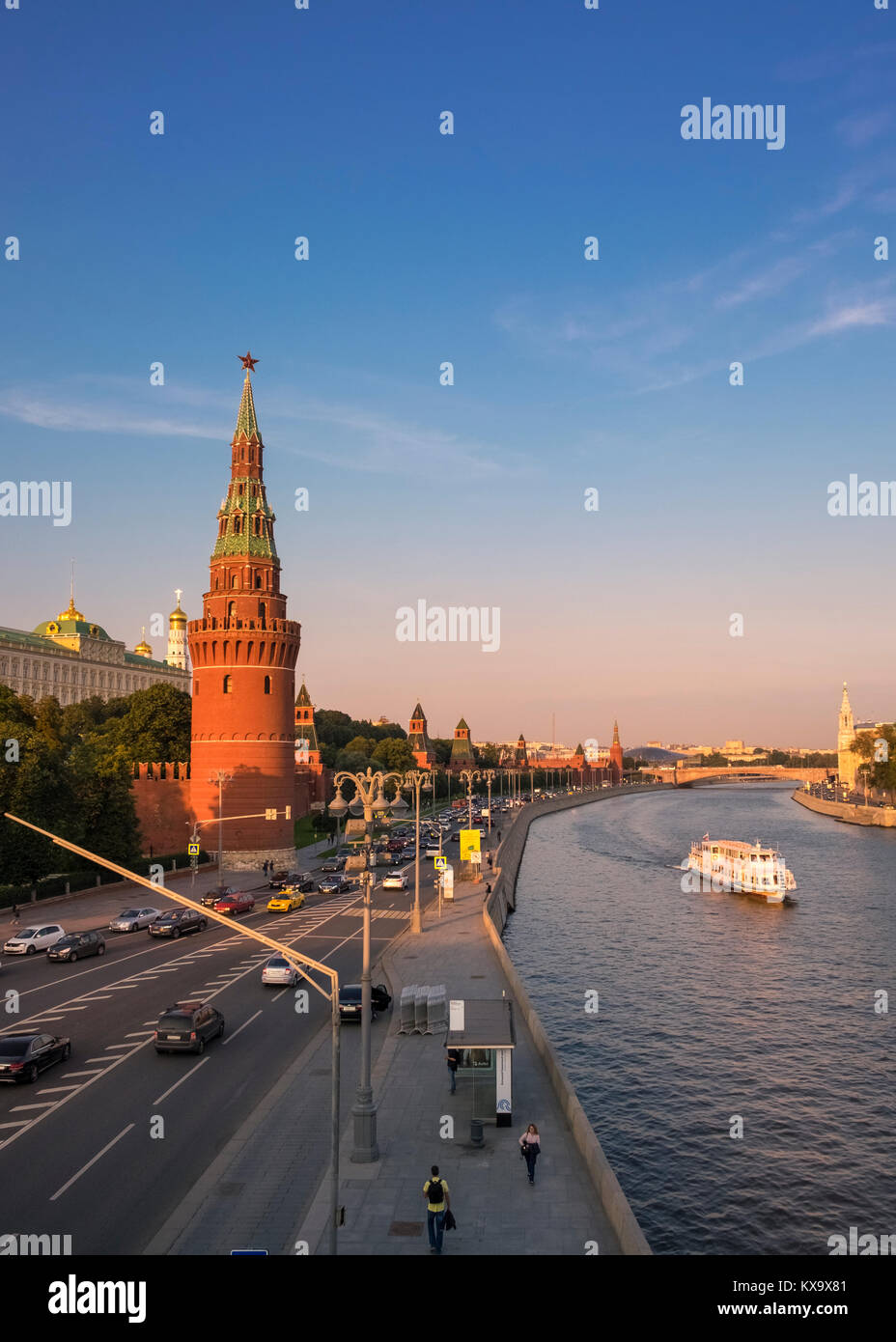 Paesaggio urbano in vista della Torre Vodovzvodnaya sul lato occidentale del Cremlino, affacciato sul fiume di Mosca Mosca, Russia. Foto Stock