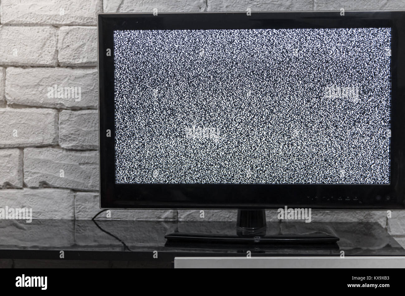 Schermo tv con il rumore glitcher texture. Nessun segnale o nessun concetto di comunicazione con rustici o in stile loft innterior. Foto Stock