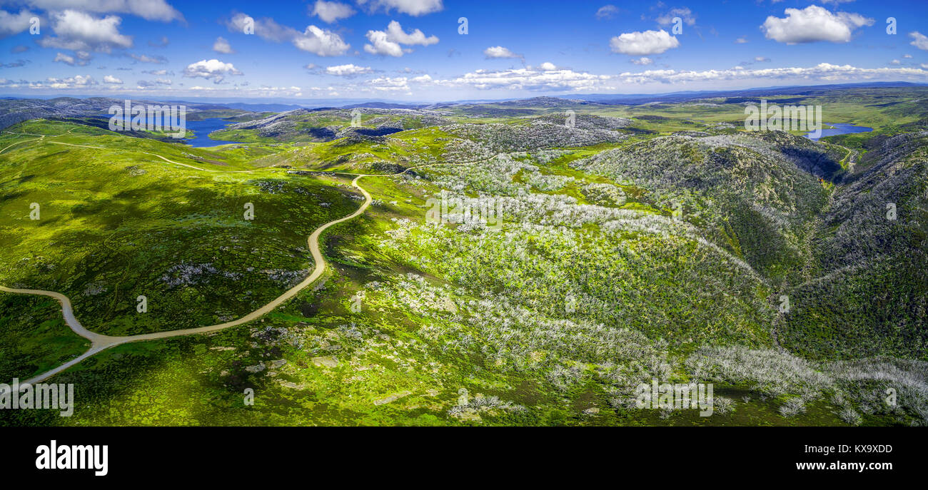 Antenna vista panoramica del monte McKay e valle rocciosa stoccaggio d'acqua. Alpi australiano, Victoria, Australia Foto Stock