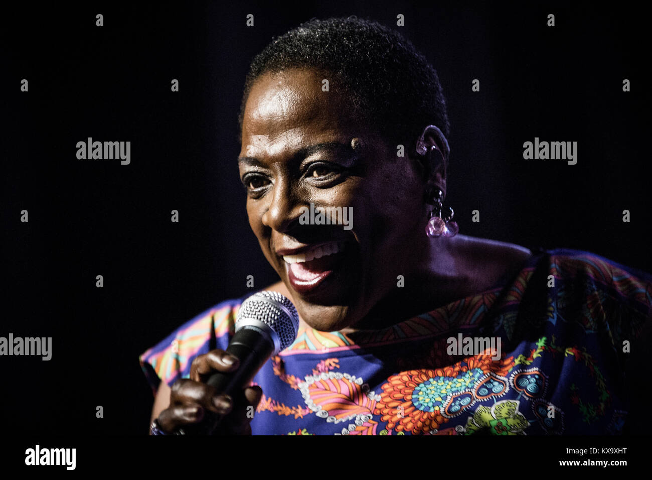 Cantante Soul Sharon Jones (nella foto) esegue un concerto dal vivo con la American soul/funk band Dap-Kings a Vega in Copenhagen. Danimarca 20/05 2014. Foto Stock