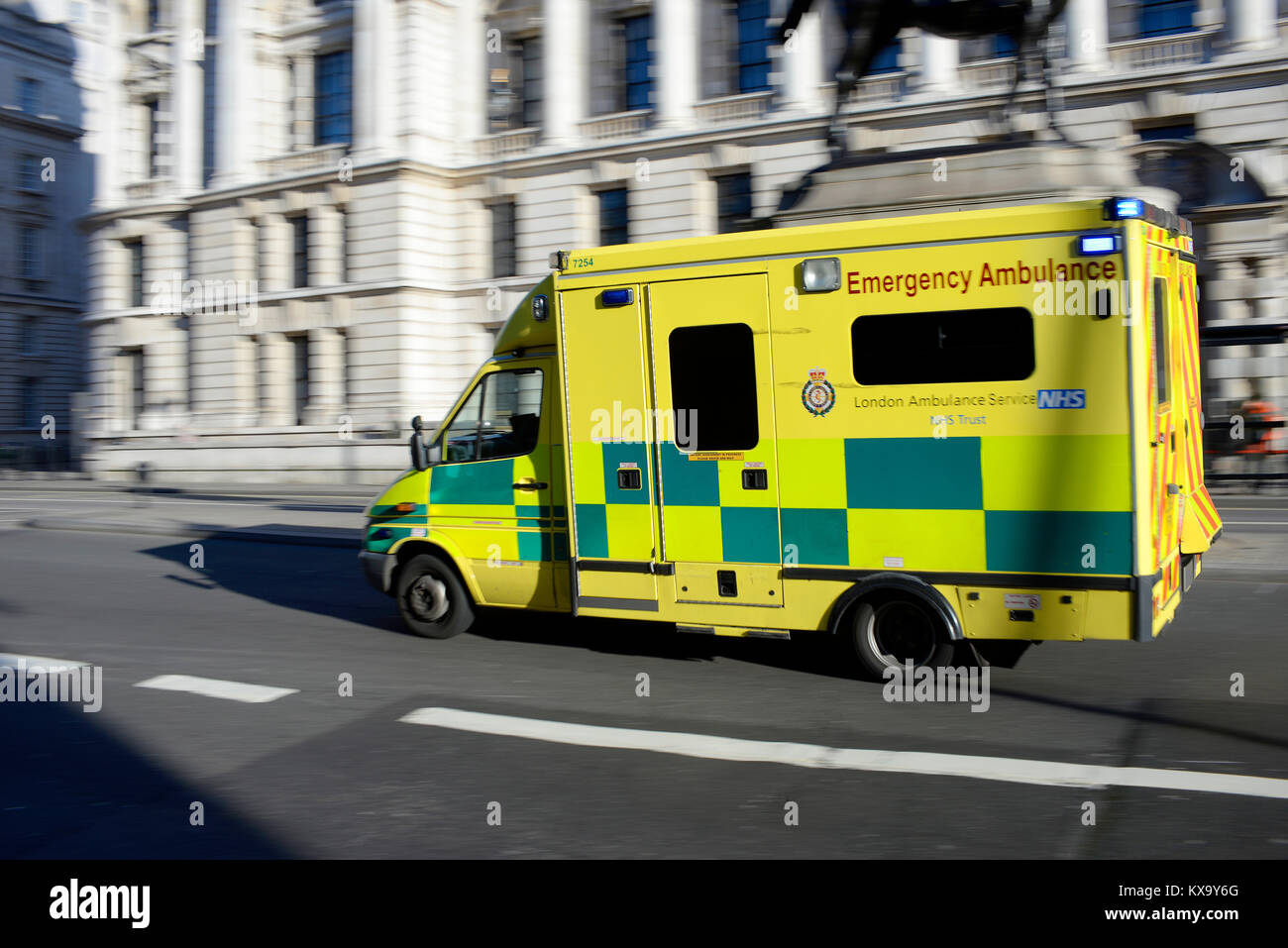 Ambulanza racing sulla velocità di Whitehall, Westminster, London su una luce blu chiamata. NHS ambulanza di emergenza. Rispondere alla chiamata. Accelerando. Fast Foto Stock