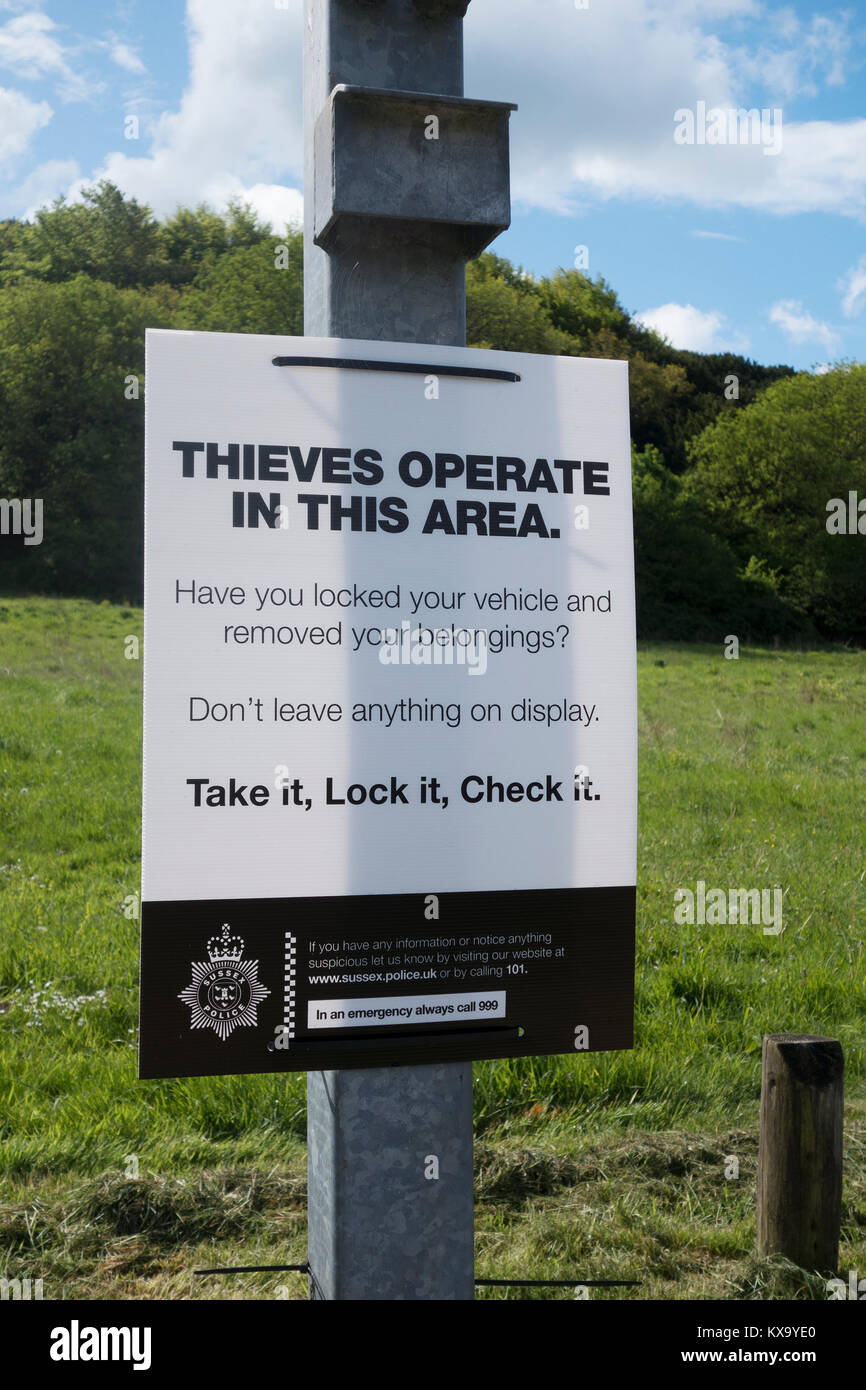 I ladri operano in questa area segno a Stoughton car park, West Sussex Foto Stock