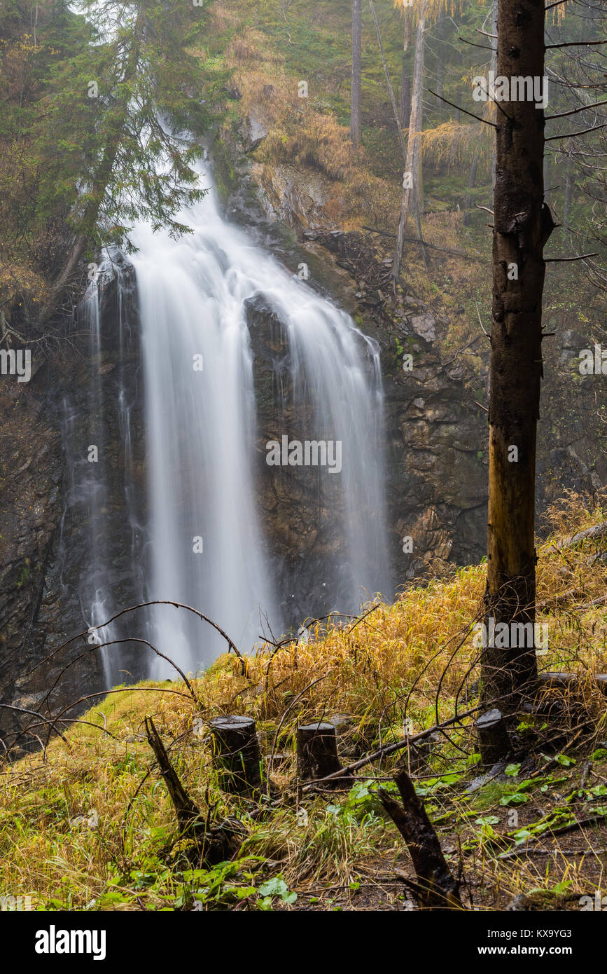 Incredibile cascata nel bosco di cascate di Riva, Dolomiti, Italia. Foto Stock