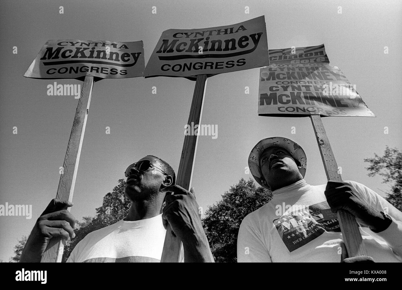 Bill Clinton come governatore dell'Arkansas e noi il candidato presidenziale durante la campagna elettorale per le elezioni presidenziali di ottobre 1992. Le scansioni effettuate nel 2017. Visto qui: gli studenti a Paine College di Augusta in Georgia attendere per il candidato Clinton fino a mostrare. Paine College è un privato, storicamente coeducational nero arti liberali college si trova a Augusta, Georgia, Stati Uniti. È affiliato con il Regno Chiesa metodista e cristiana metodista chiesa episcopale. Fotografie della strada sulla 1992 elezioni presidenziali campaign trail da Philadelphia e giù stati orientali di Atlanta in Georgia. Clin Foto Stock