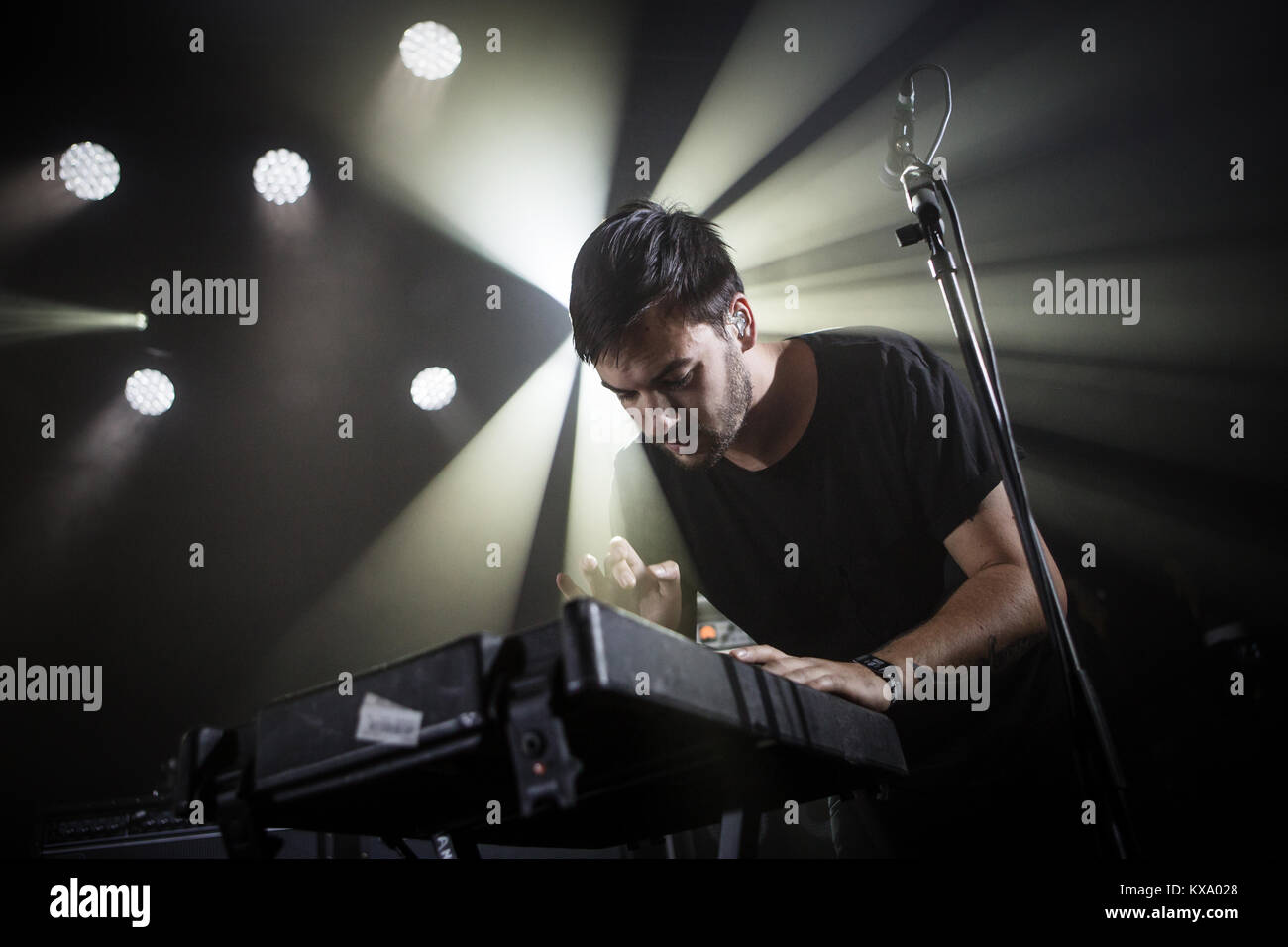 L'inglese indie rock band il 1975 esegue un concerto dal vivo presso il Danish music festival Skanderborg Festival 2014 / Smukfest. Qui il bassista e musicista Ross MacDonald è raffigurato dal vivo sul palco. Danimarca, 09/08 2014. Foto Stock