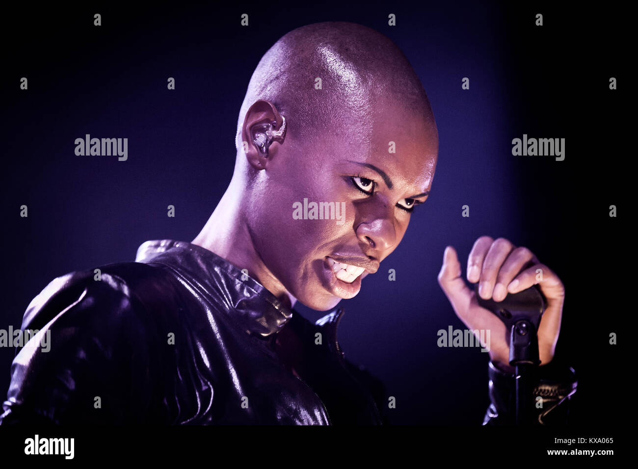 Il British rock band Skunk Anansie è qui raffigurato in un concerto dal vivo presso il "Tiøren" a Copenaghen. La band è guidata dal cantante caratteristica Deborah Anne Dyer chi è meglio sapere dal suo nome di fase la pelle. Danimarca 28/02 2011. Foto Stock