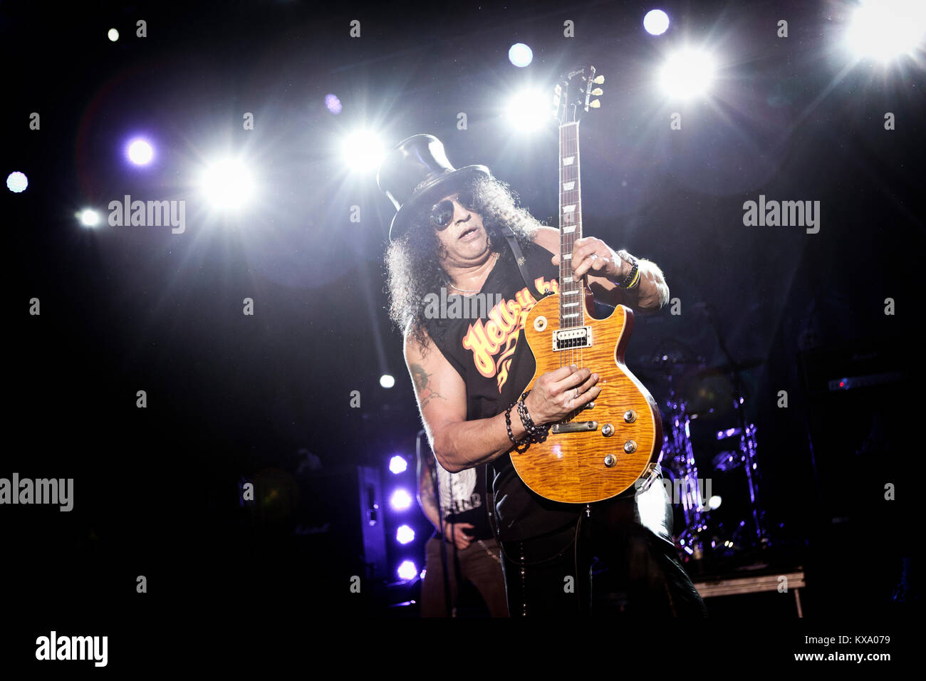 Il musicista americano e il chitarrista Slash esegue un concerto dal vivo con Myles Kennedy & i cospiratori a Falconer Salen a Copenaghen. Slash è precedentemente noto come chitarrista solista del famoso hard rock band Guns N' Roses. Danimarca 24/02 2013. Foto Stock