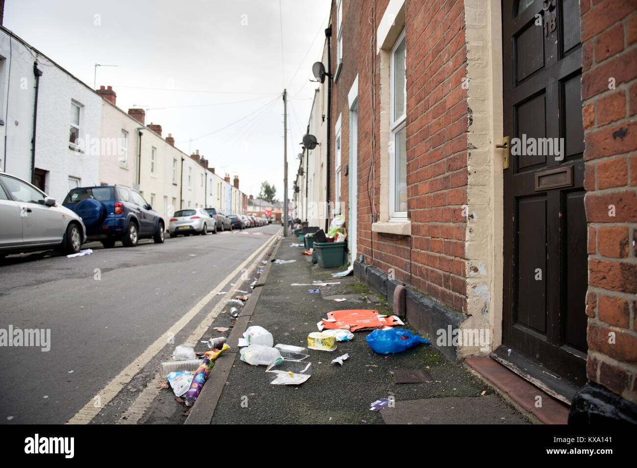 Spazzatura soffiata intorno a Gloucester Street sul riciclaggio giorno REGNO UNITO Foto Stock