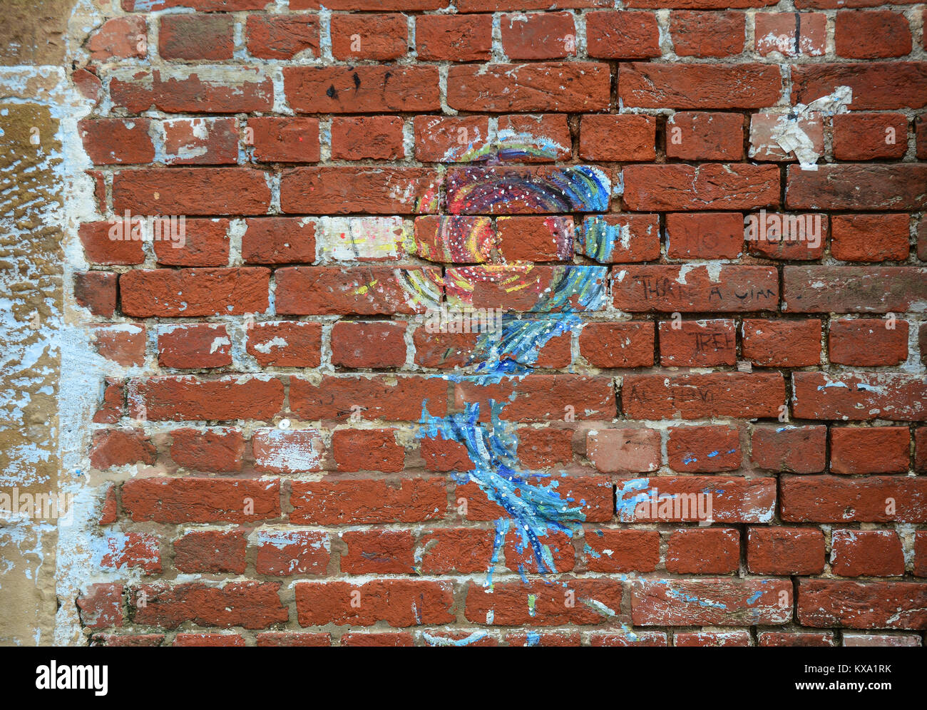 Antico muro di mattoni di vecchia casa di Varanasi (India). Foto Stock