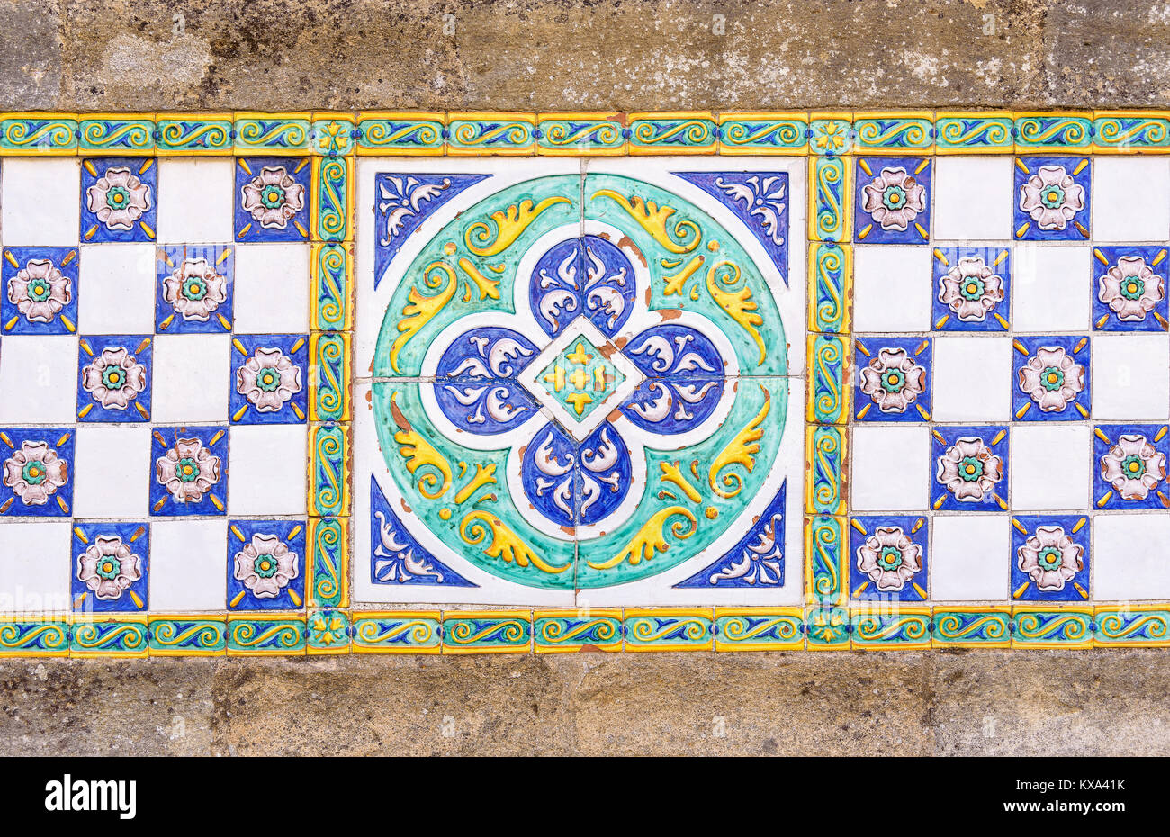 Colorate piastrelle in ceramica di Caltagirone, Sicilia, Italia Foto Stock