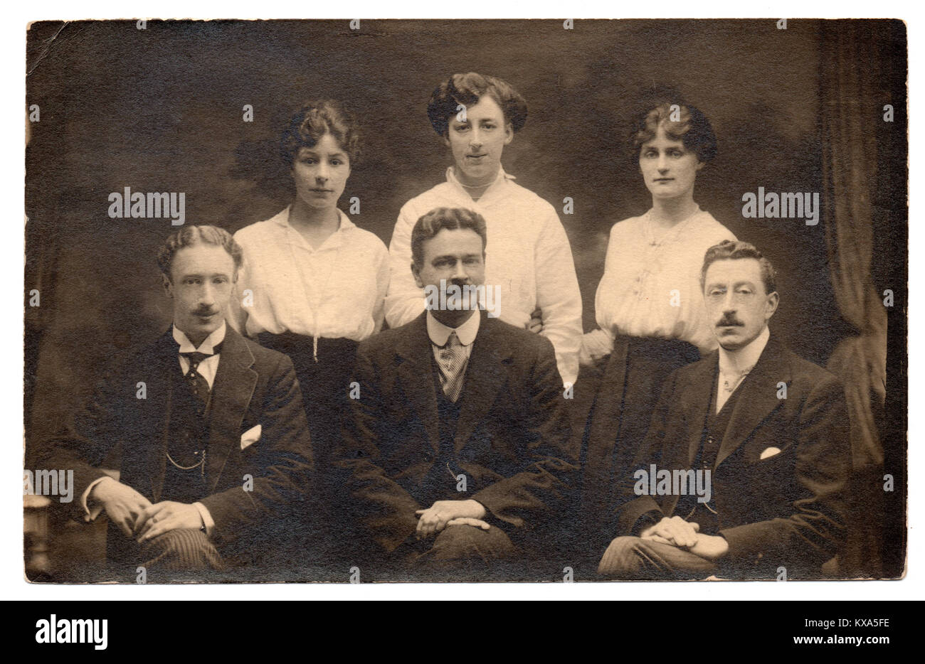 Il personale di Perrett il parrucchiere, Frazione Court Road, Westcilff-su-Mare, 1914. Essi vengono identificati sul retro, come 'Violetta, G. Wilmot, Ethel Stilman, Wright, Belsey'. Purtroppo il gentleman sulla destra rimane anonimo. Foto Stock