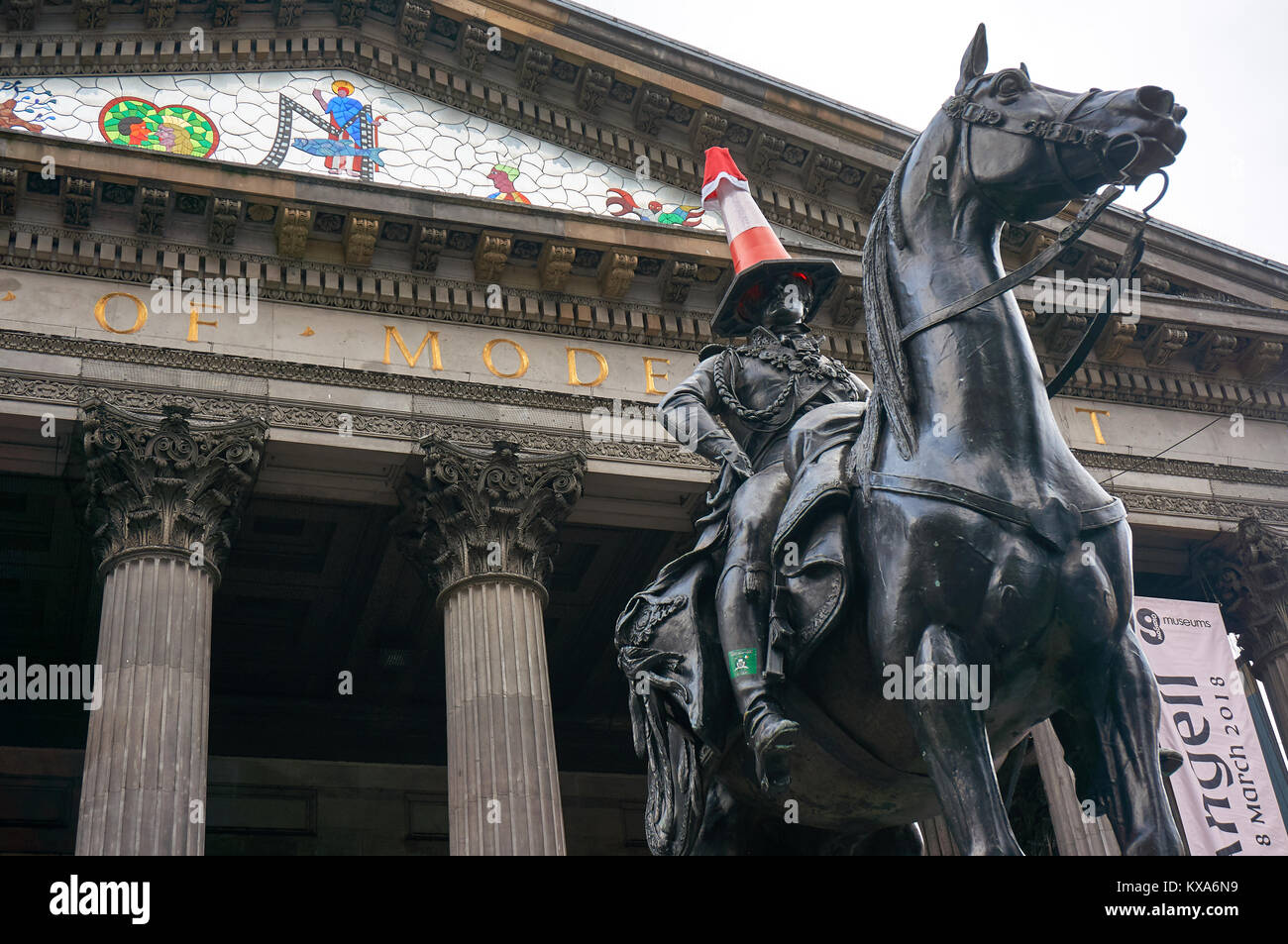 Famosa statua equestre del Duca di Wellington con un cono stradale sulla sua testa e un cappello da Babbo Natale durante il periodo festivo, davanti a Goma. Foto Stock