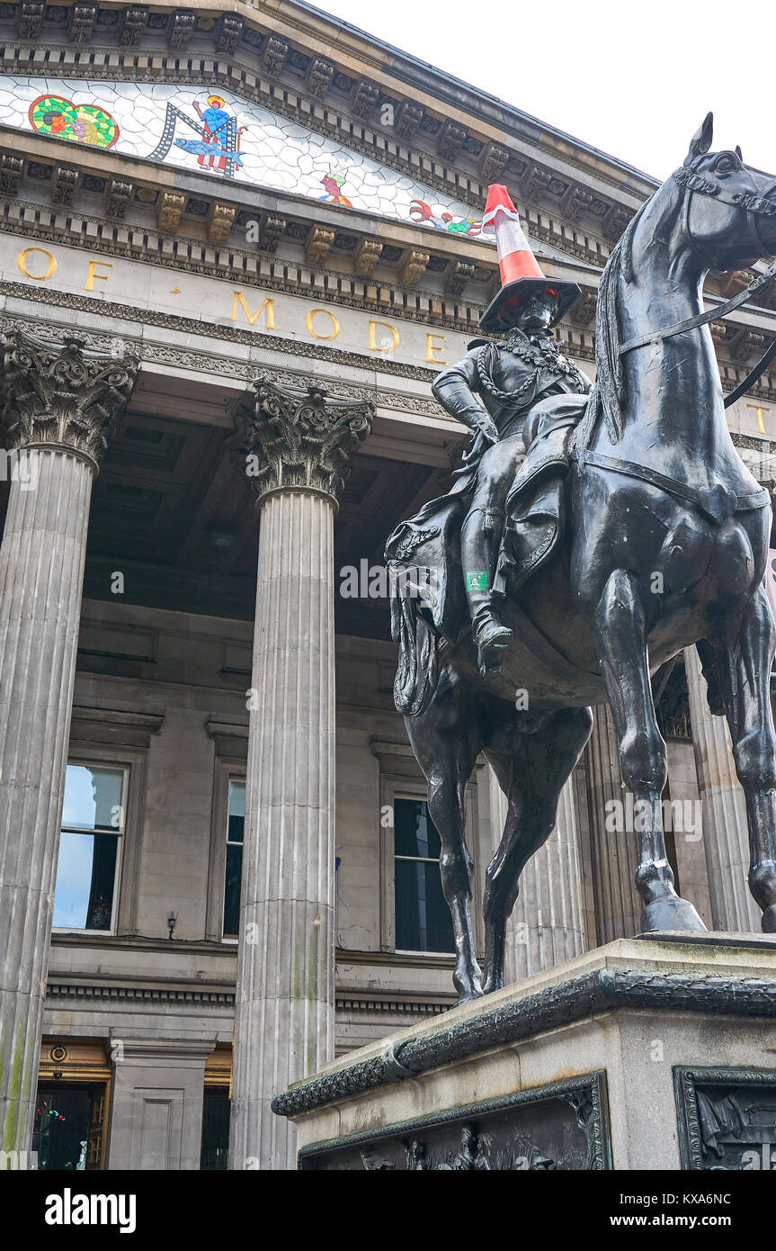 Famosa statua equestre del Duca di Wellington con un cono stradale sulla sua testa e un cappello da Babbo Natale durante il periodo festivo, davanti a Goma. Foto Stock