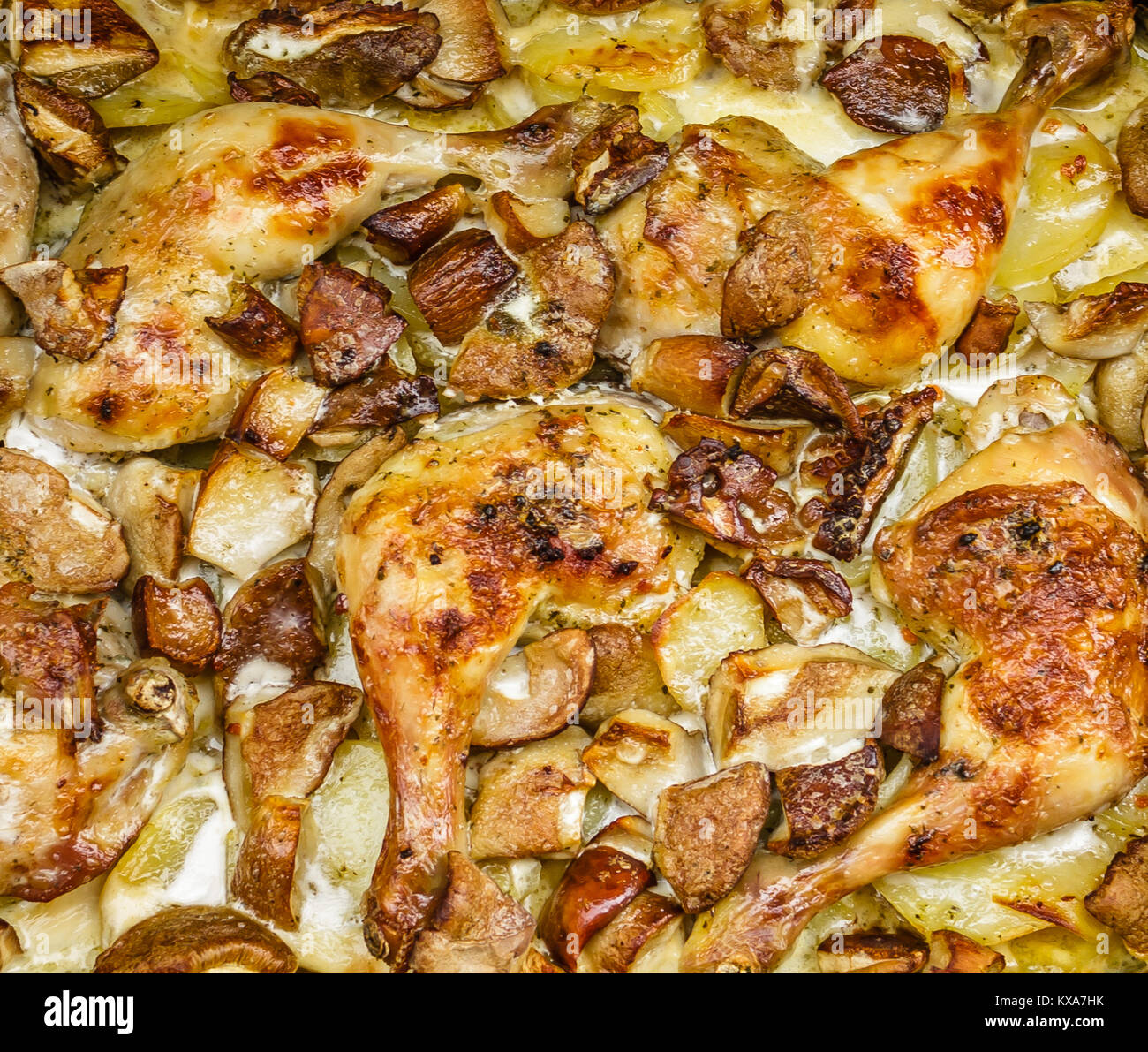 Il pollo al forno cosce di pollo disossate con patate e funghi,closeup Foto  stock - Alamy