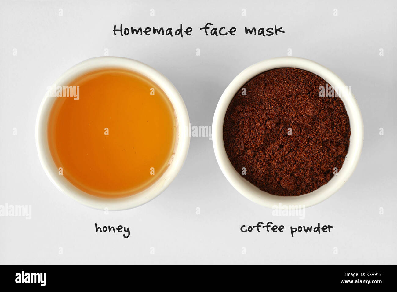 In casa la maschera per il viso fatta di miele e di polvere di caffè -  sfondo bianco Foto stock - Alamy