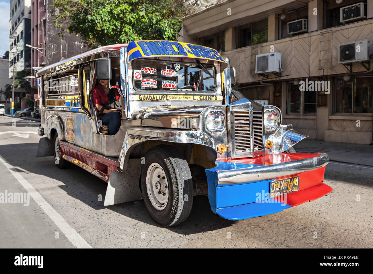 MANILA, Filippine - 24 febbraio: Jeepney sulla strada a febbraio, 24, 2013, Manila, Filippine. Jeepneys sono più popolari mezzi pubblici di tra Foto Stock