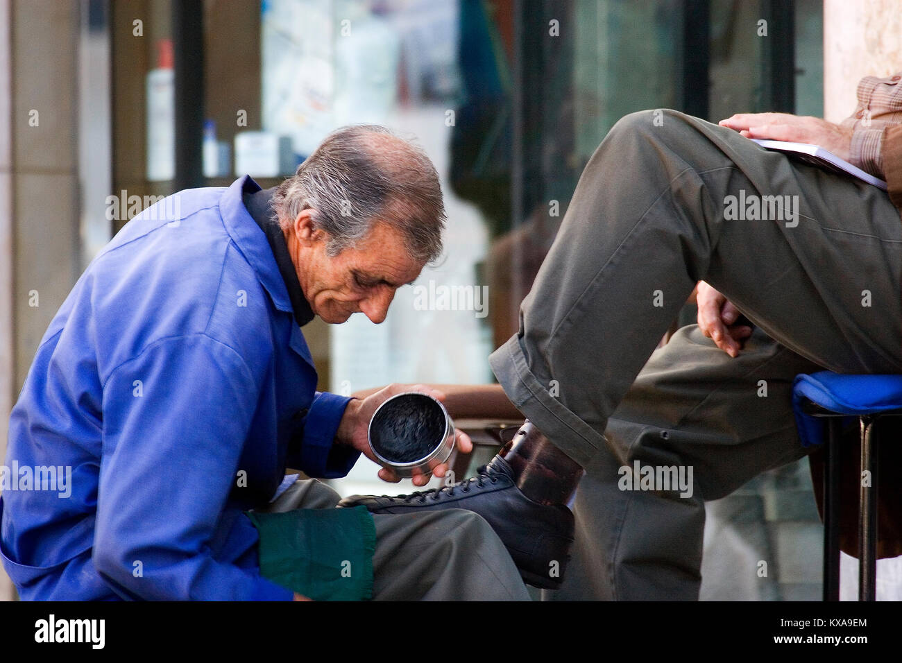 Shoeshiner dal Porto, Portogallo Foto Stock